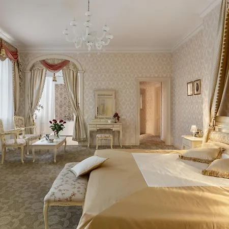 Manor Hotel *