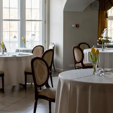 Manor Hotel *